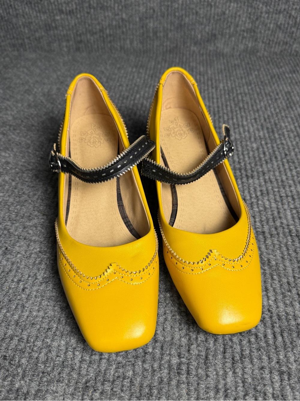 Women’s Yellow Mary Jane Brogue Block Heel Pumps Retro Style Size 40/9 - Picture 2 of 9